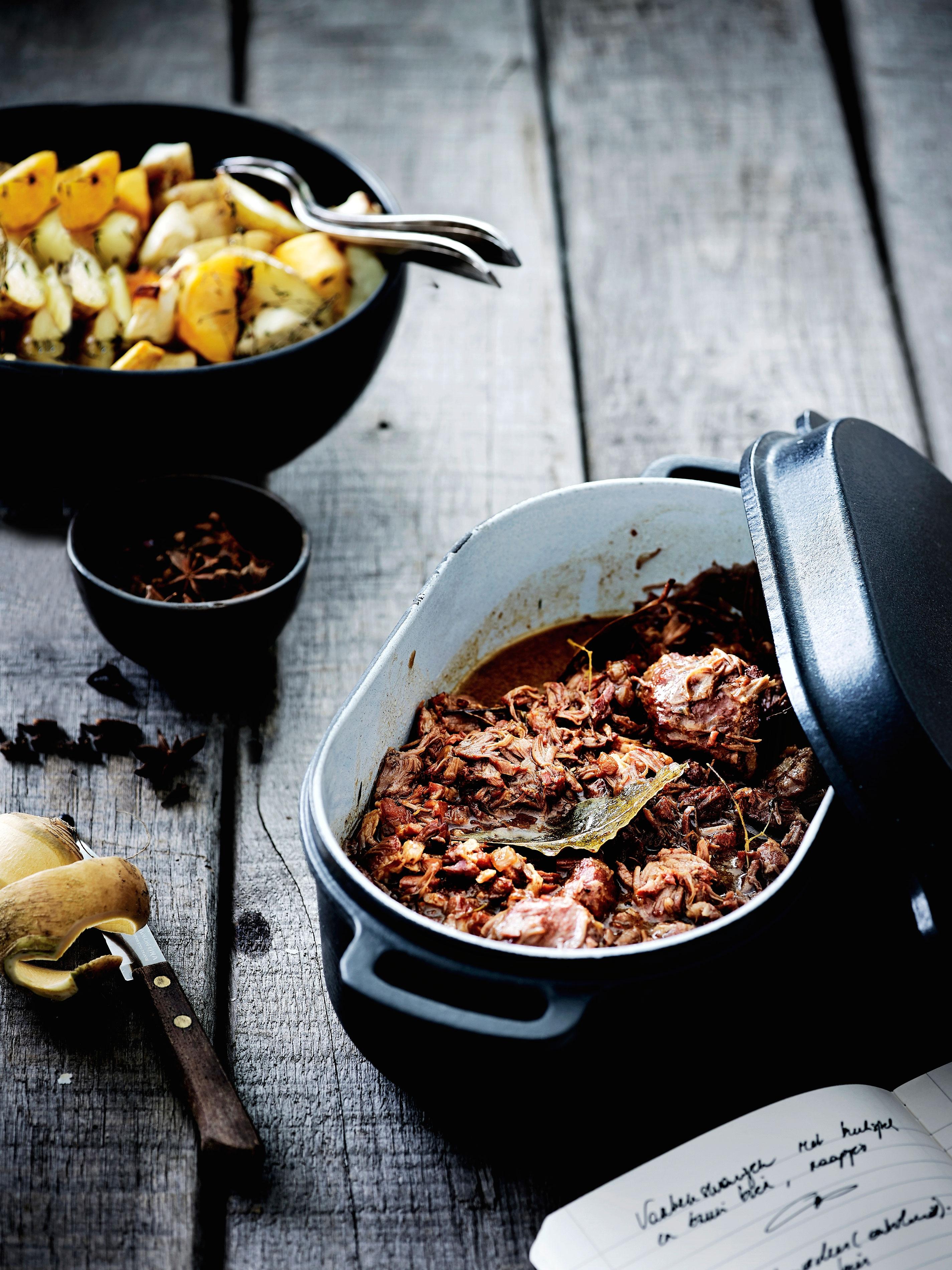 Stoofpotje van varkenswangen met buikspek en bruin bier